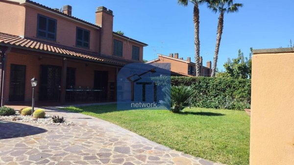 casa indipendente in vendita a Roma in zona Infernetto