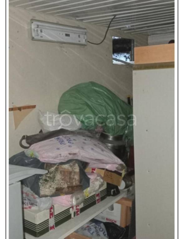 locale di sgombero in vendita a Roma in zona Casal Morena