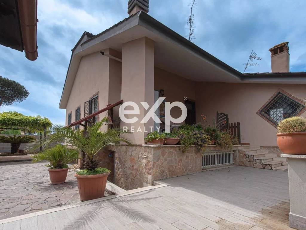 casa indipendente in vendita a Roma in zona Infernetto