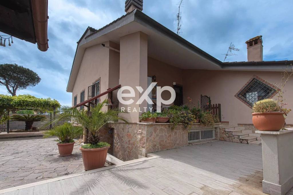 casa indipendente in vendita a Roma in zona Infernetto