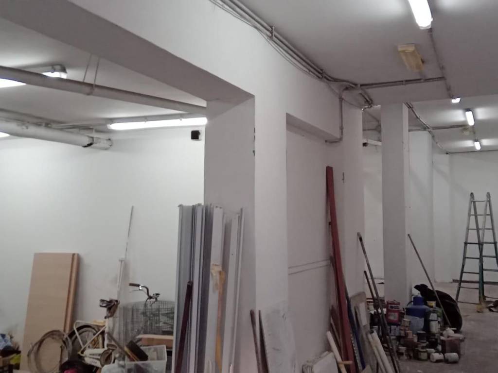 locale commerciale in vendita a Roma in zona Cinecittà