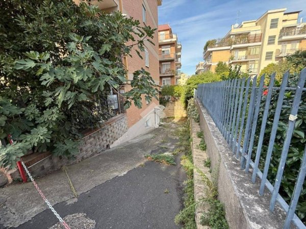 negozio in vendita a Roma in zona Primavalle