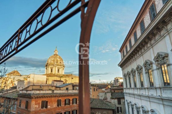 negozio in vendita a Roma in zona Rione Regola