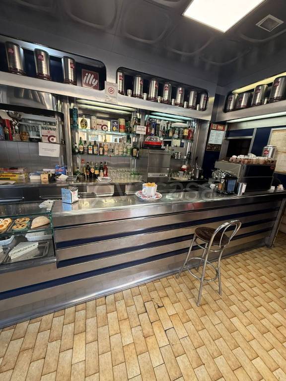 negozio in vendita a Roma in zona Appio Latino