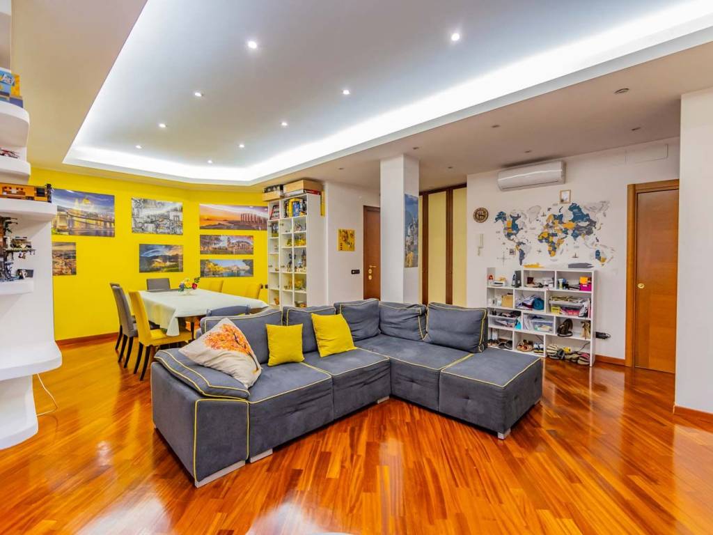 appartamento in vendita a Roma in zona Ardeatino