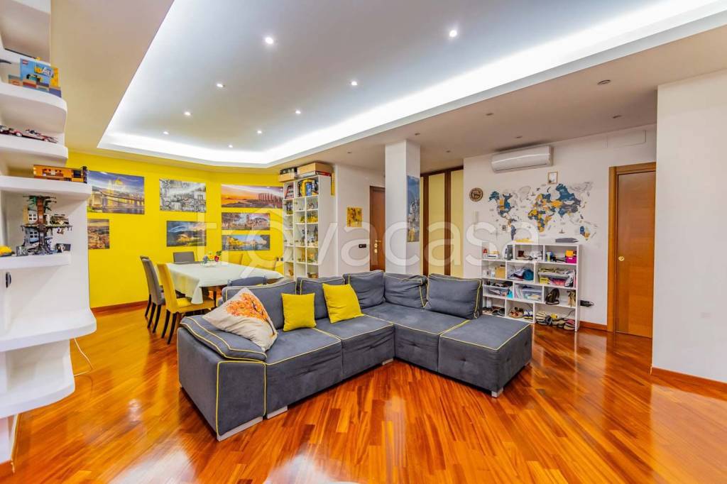 appartamento in vendita a Roma in zona Ardeatino