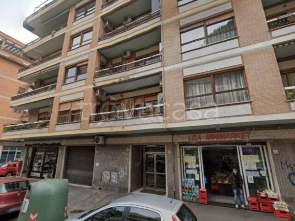 negozio in vendita a Roma in zona Ostia
