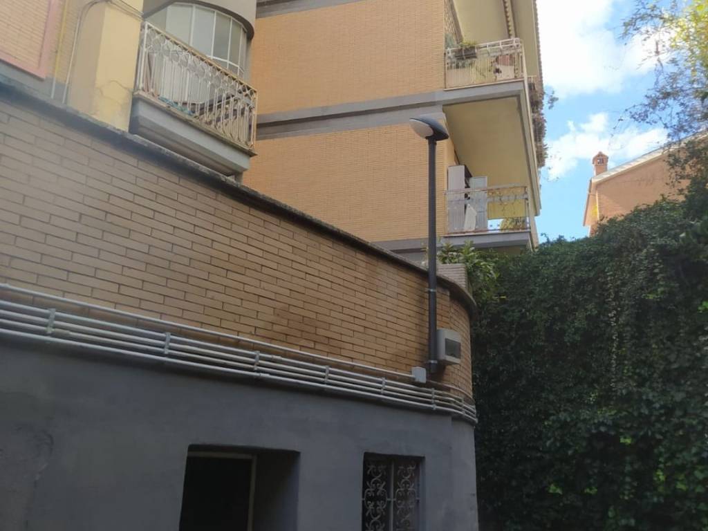 locale commerciale in vendita a Roma in zona Mezzocammino