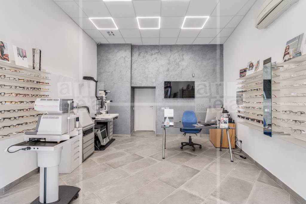 negozio in vendita a Roma in zona Ardeatino