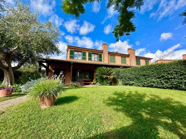 casa indipendente in vendita a Roma in zona Casal Palocco