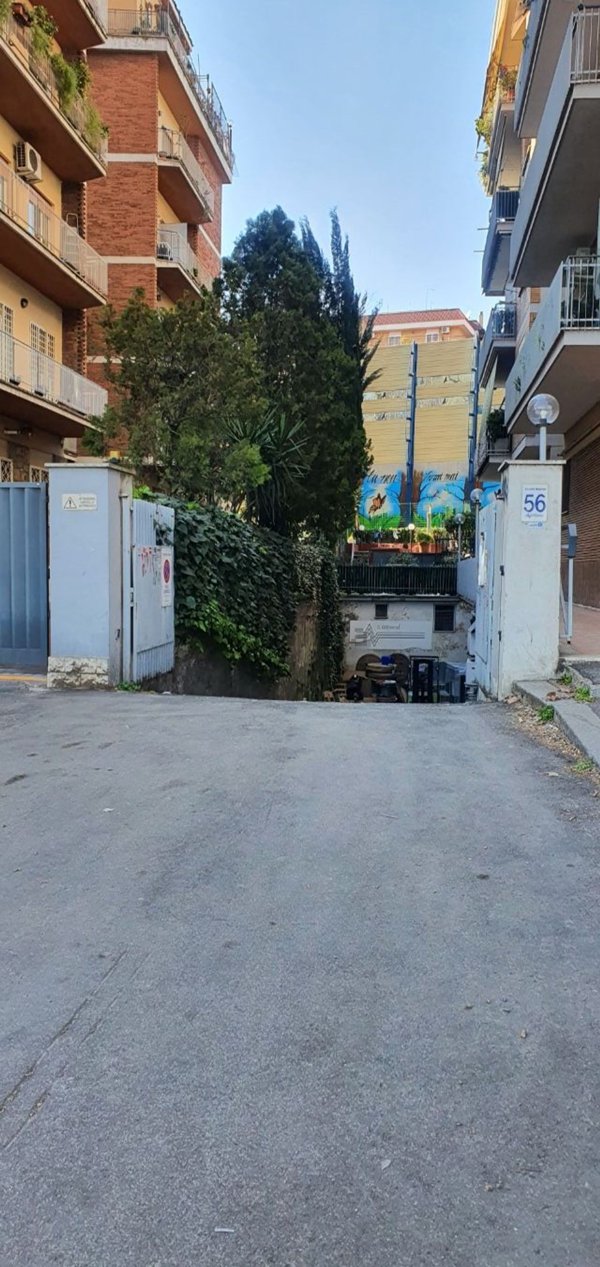 locale commerciale in vendita a Roma in zona Portuense