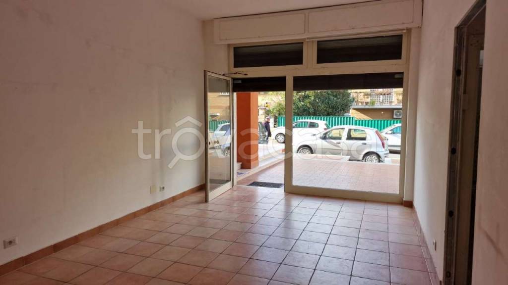negozio in vendita a Roma in zona Corviale