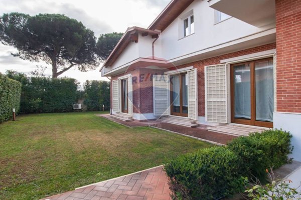 casa indipendente in vendita a Roma in zona Casal Palocco