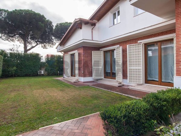 casa indipendente in vendita a Roma in zona Casal Palocco