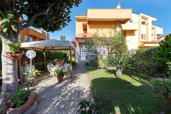 casa indipendente in vendita a Roma in zona Axa