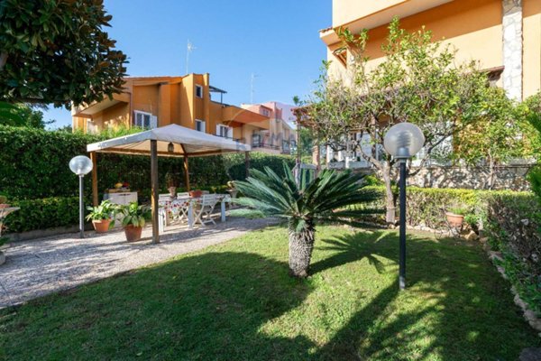 casa indipendente in vendita a Roma in zona Axa