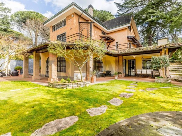 casa indipendente in vendita a Roma