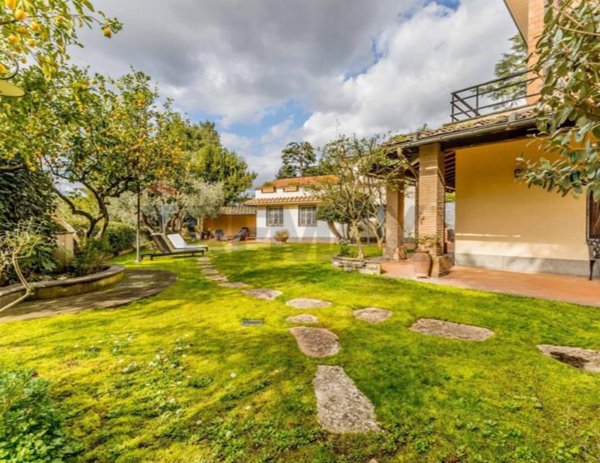 casa indipendente in vendita a Roma in zona Sette Bagni