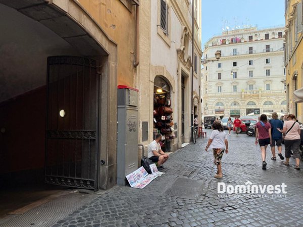 negozio in vendita a Roma in zona Trevi-Colonna