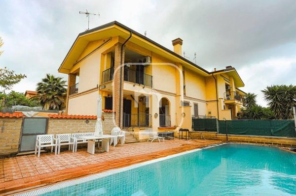 casa indipendente in vendita a Roma in zona Lunghezza