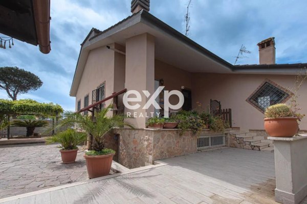 casa indipendente in vendita a Roma in zona Infernetto