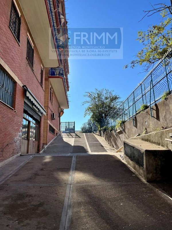 negozio in vendita a Roma in zona Tuscolano
