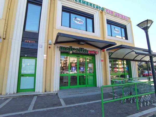 negozio in vendita a Roma in zona Ponte Mammolo