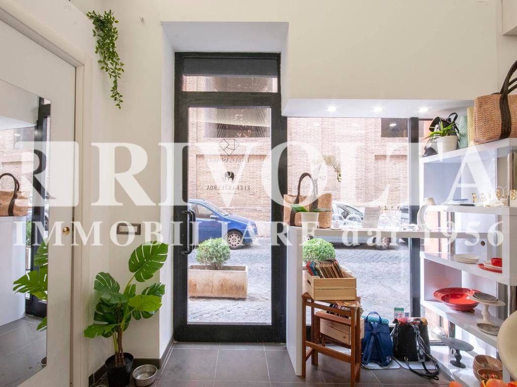 negozio in vendita a Roma in zona Parione/Sant'Eustachio