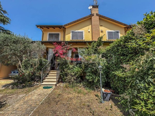 casa indipendente in vendita a Roma in zona Infernetto
