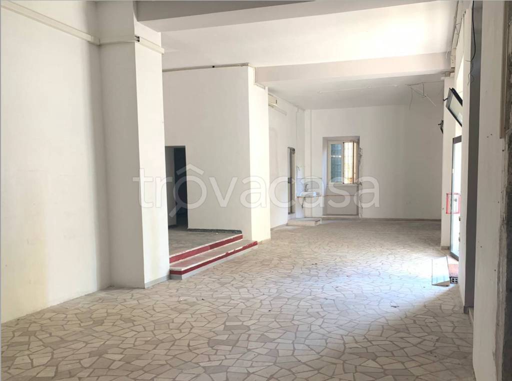 negozio in vendita a Roma in zona Tuscolano
