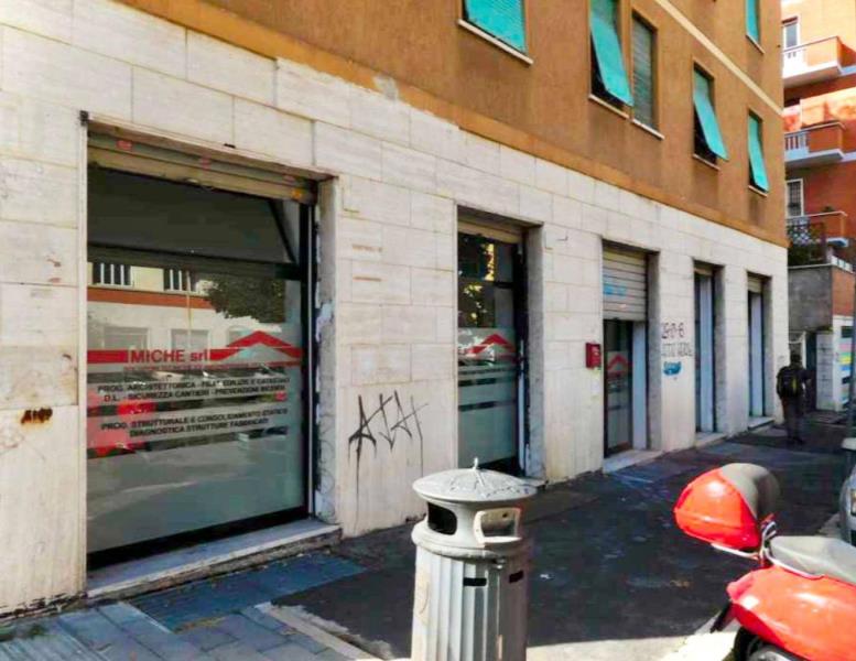 negozio in vendita a Roma in zona Tuscolano
