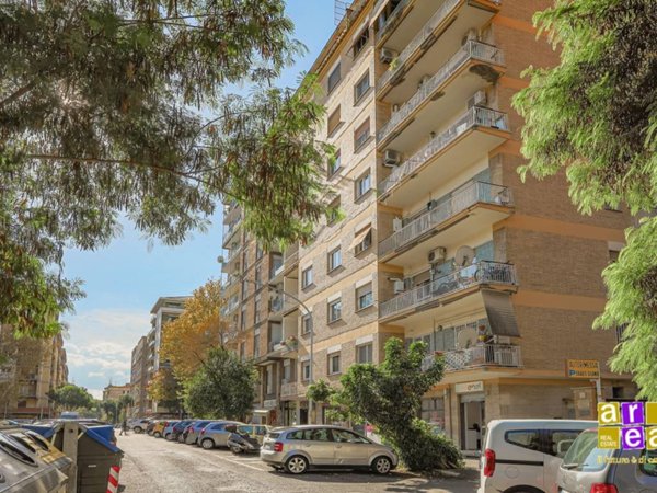 appartamento in vendita a Roma in zona Ostiense
