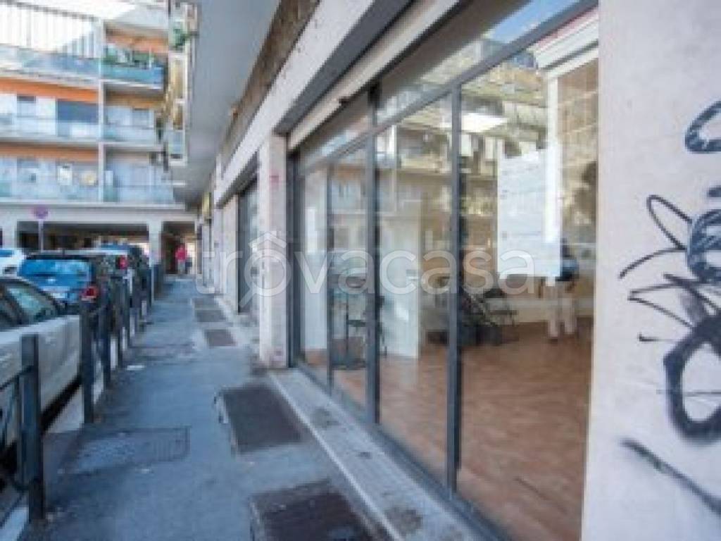 negozio in vendita a Roma in zona Tuscolano
