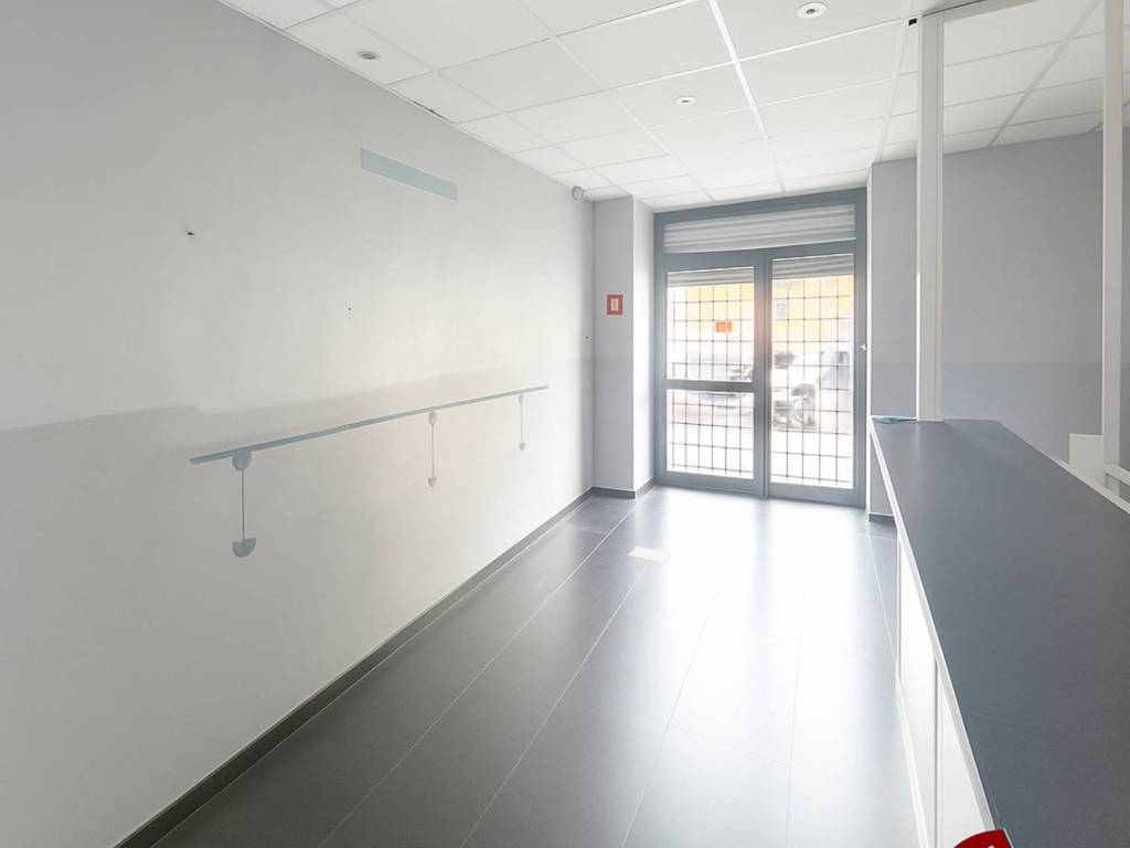 negozio in vendita a Roma in zona Cinecittà