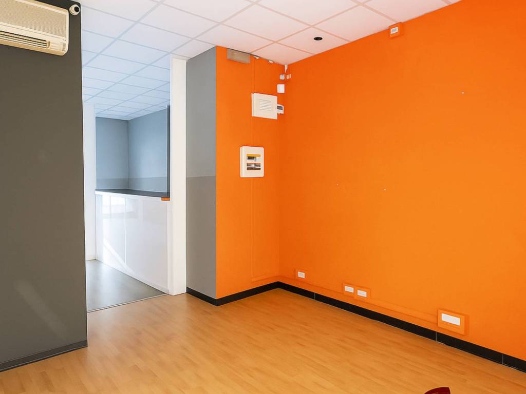 negozio in vendita a Roma in zona Cinecittà