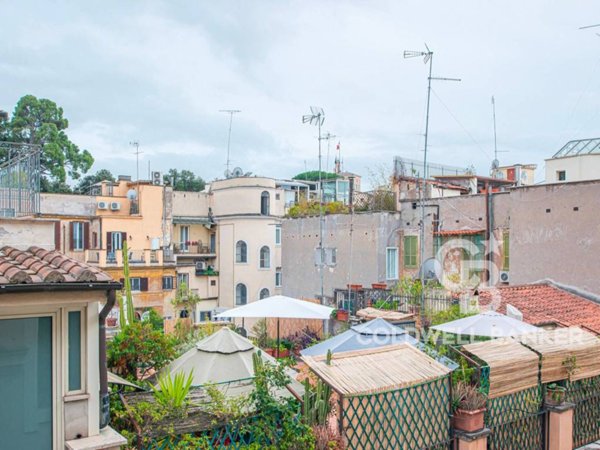 appartamento in vendita a Roma in zona Trevi-Colonna