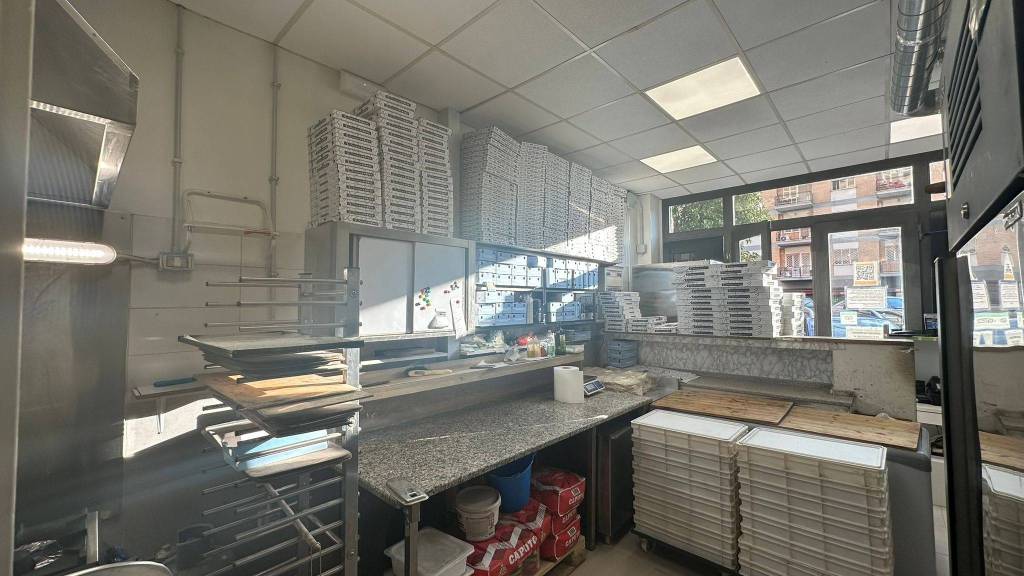 negozio in vendita a Roma in zona Tuscolano