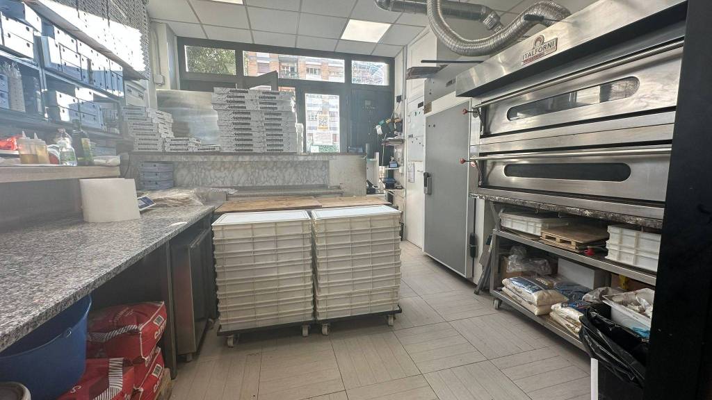 negozio in vendita a Roma in zona Tuscolano