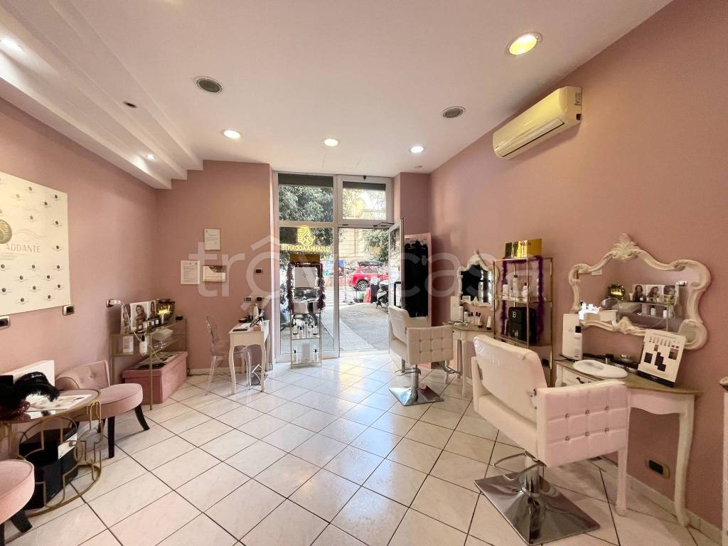 negozio in vendita a Roma in zona Appio Latino