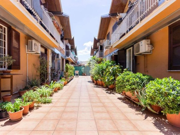 appartamento in vendita a Roma in zona Ostiense