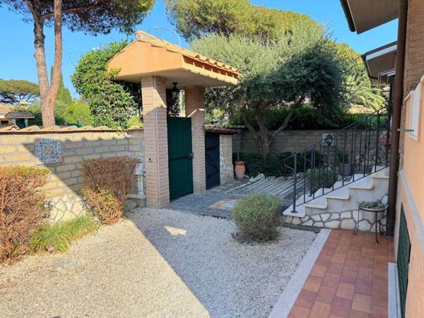 casa indipendente in vendita a Roma in zona Infernetto