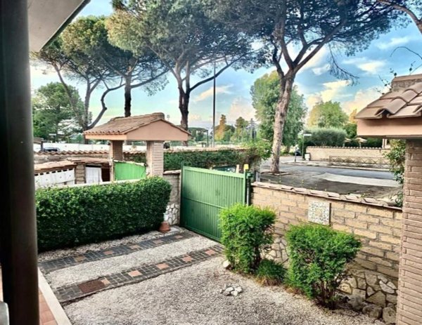 casa indipendente in vendita a Roma in zona Infernetto