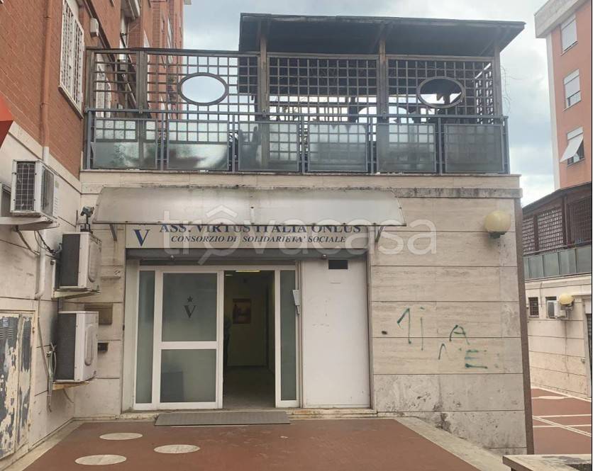 negozio in vendita a Roma in zona San Basilio