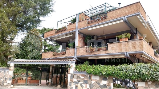 appartamento in vendita a Roma in zona Appio Pignatelli