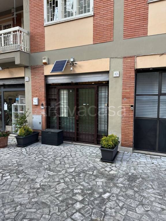 negozio in vendita a Roma in zona Tomba di Nerone