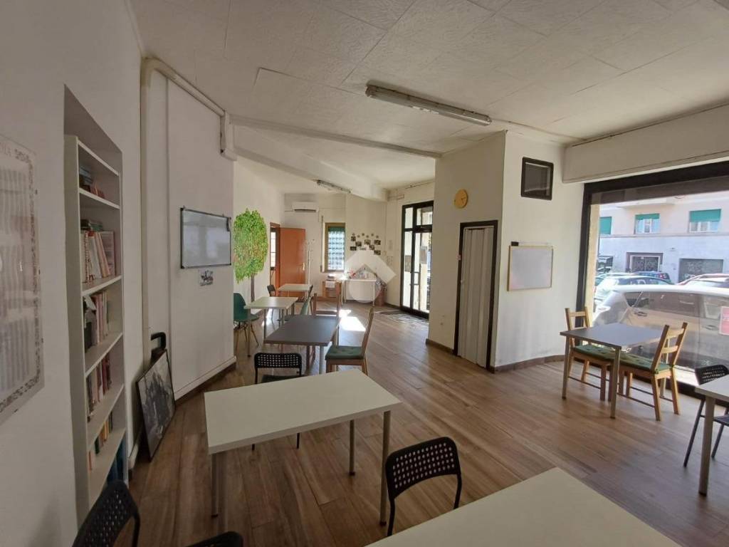negozio in vendita a Roma in zona Tuscolano
