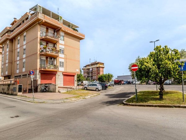 negozio in vendita a Roma in zona Tuscolano