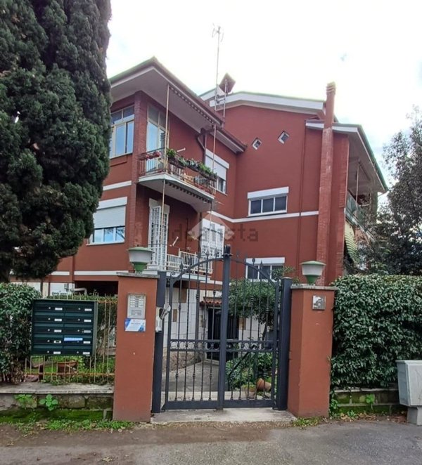 appartamento in vendita a Roma in zona Appio Pignatelli