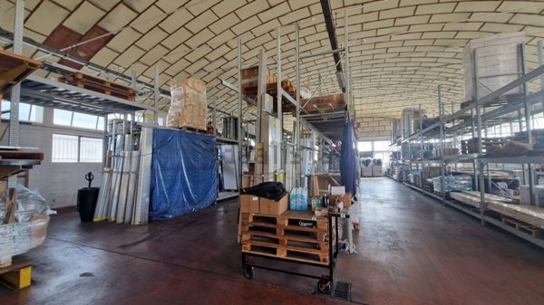 capannone in vendita a Roma in zona Cinecittà