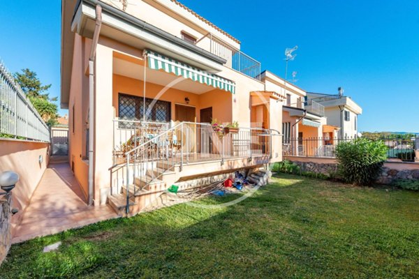 casa indipendente in vendita a Roma in zona Lunghezza